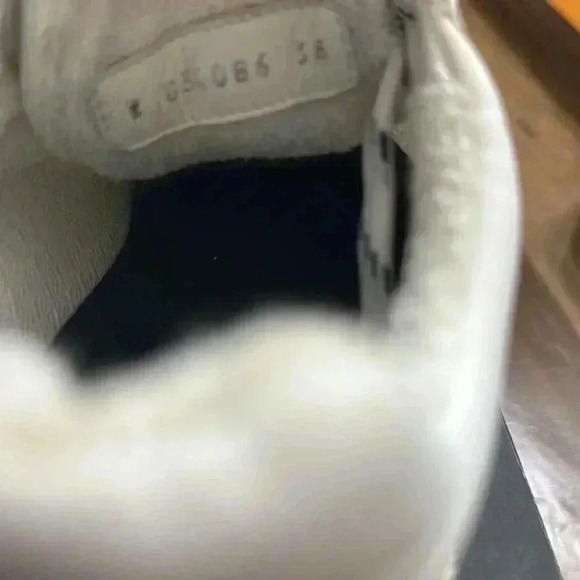 Chanel
2019 Interlocking CC Logo Sneakers
Calfskin Mesh Lycra W Sneakers White - Picture 6 of 6